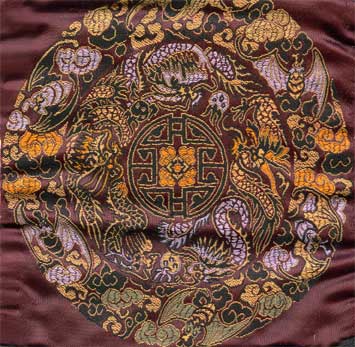 Непальская вышивка с изображениями летучих мышей и драконов.